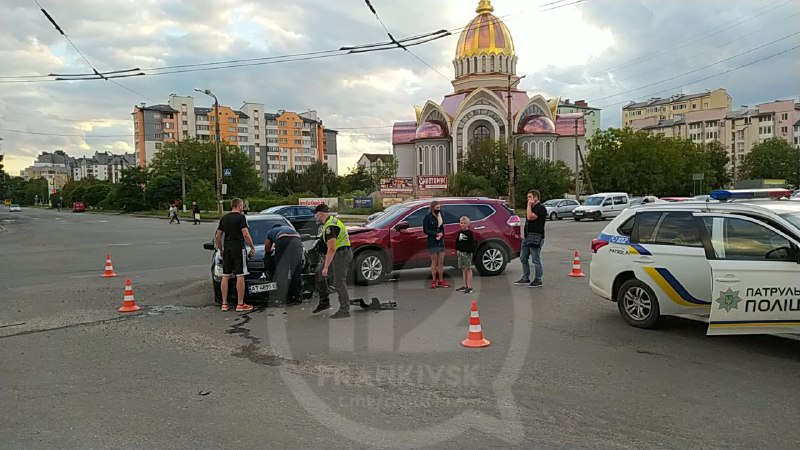 У Франківську на перехресті біля ТЦ «Велес» не розминулись дві автівки ФОТОРЕПОРТАЖ