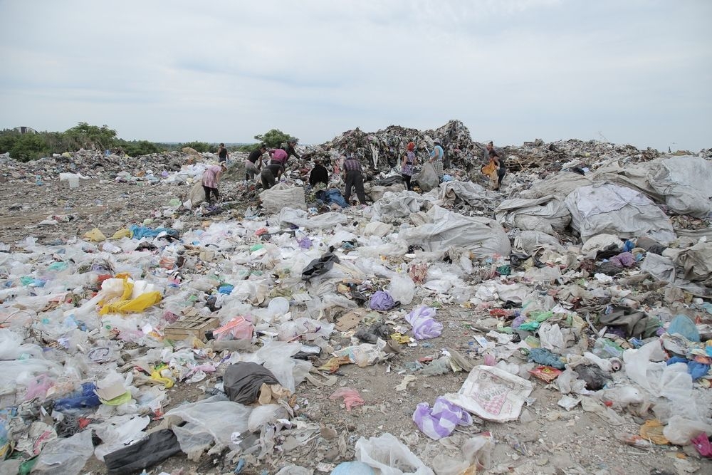 Прикарпатці самотужки прибрали закинуте сміттєзвалище ФОТОРЕПОРТАЖ