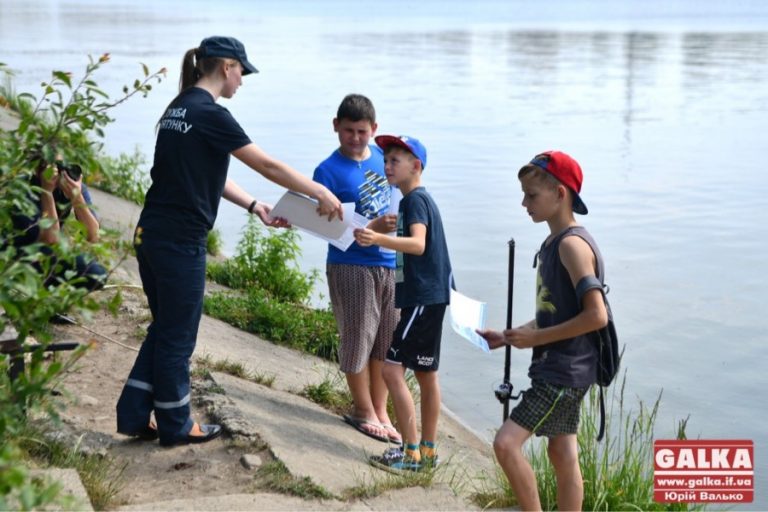 Прикарпатські рятувальники вкотре «витягували» з води дітлахів, які купались без нагляду дорослих