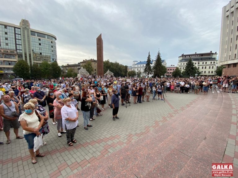 Сотні франківців під ОДА протестують проти внесення міста до «червоної» зони карантину