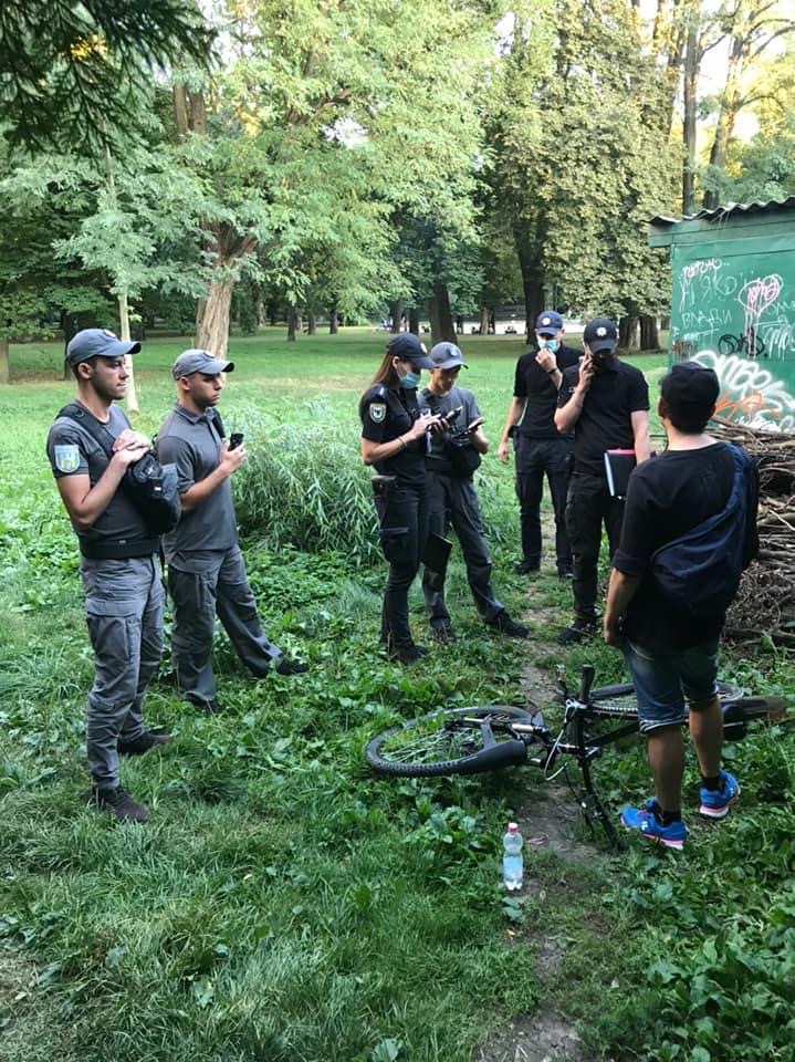 Франківець з наркотиками ховався від муніципалів у кущах ФОТО