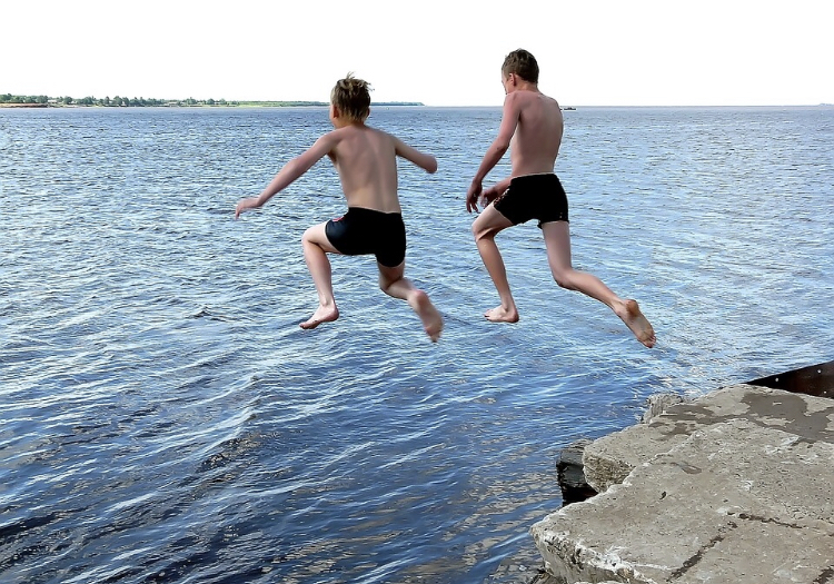 Підлітки масово порушують правила поведінки на воді, чим завдають клопотів прикарпатським рятувальникам