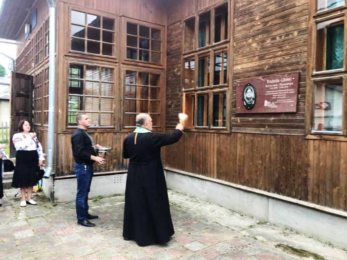 В селі на Верховинщині встановили меморіальну дошку акторці Гуцульського театру ФОТО
