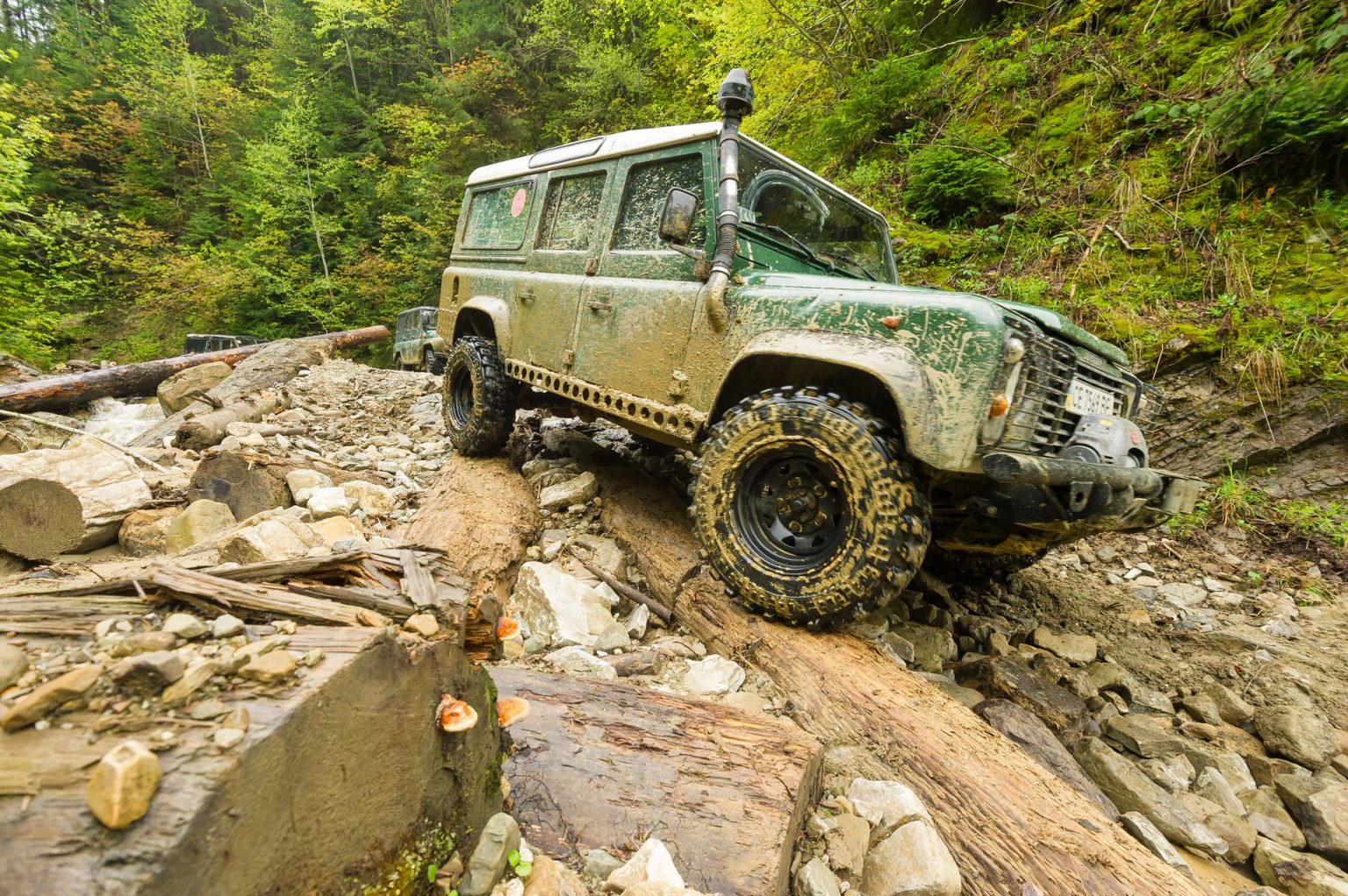 Джипінг завдає гірським дорогам Прикарпаття непоправної шкоди ВІДЕО