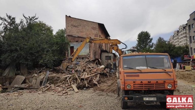 У Франківську зносять будинок, який заважав з'єднанню двох бульварів ФОТОРЕПОРТАЖ