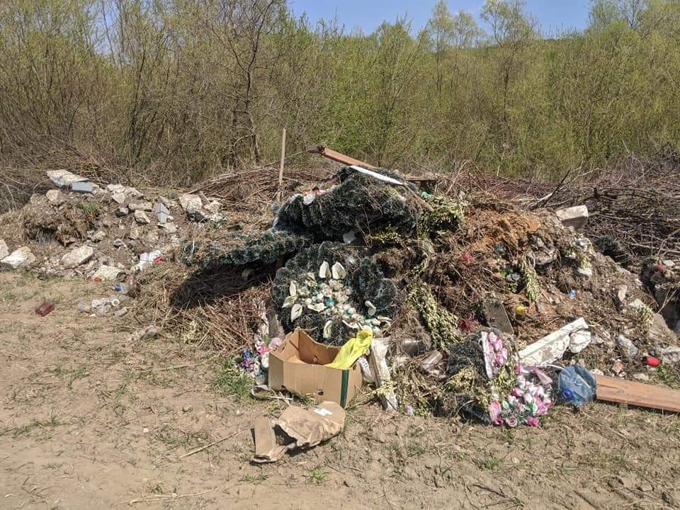 В передмісті Івано-Франківська прибрали стихійне сміттєзвалище ФОТОРЕПОРТАЖ