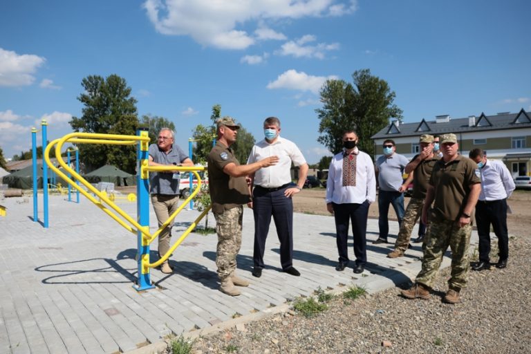 Очільник Прикарпаття пообіцяв покращити умови відпочинку та реабілітації військових ФОТО