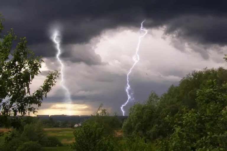 На Франківщині штормове попередження, - очікують грози, град та шквали