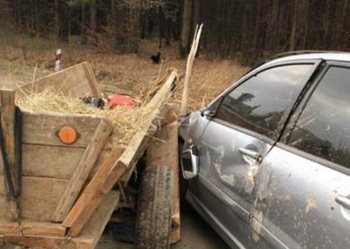 У Надвірнянському районі автівка зіткнулася з возом. Один з водіїв опинився у лікарні