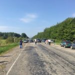 На Прикарпатті люди вимагають відремонтувати дорогу: фото та відео