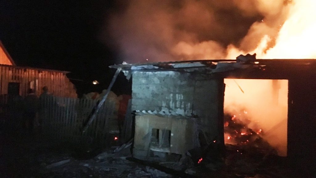 На Франківщині горіла суха трава та житловий будинок