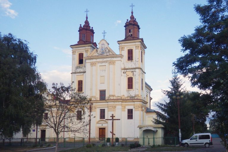 У Домініканському костелі в Богородчанах розпочали археологічні розкопки ФОТО