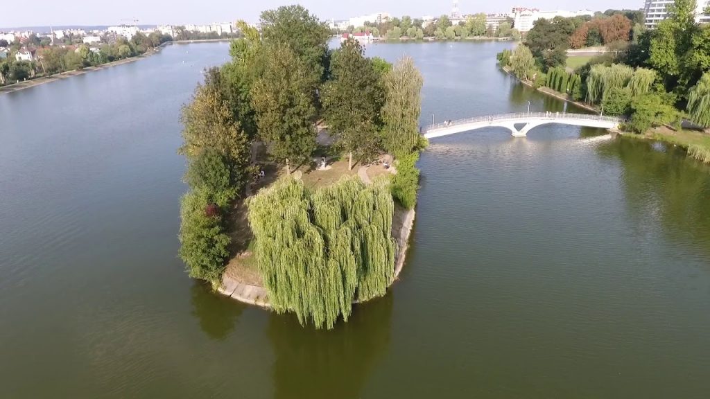 У Франківську сміливець вирішив переплисти міське озеро