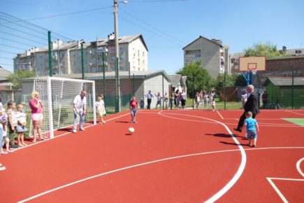 У Брошнів-Осадській ОТГ відкрили сучасний спортивний майданчик