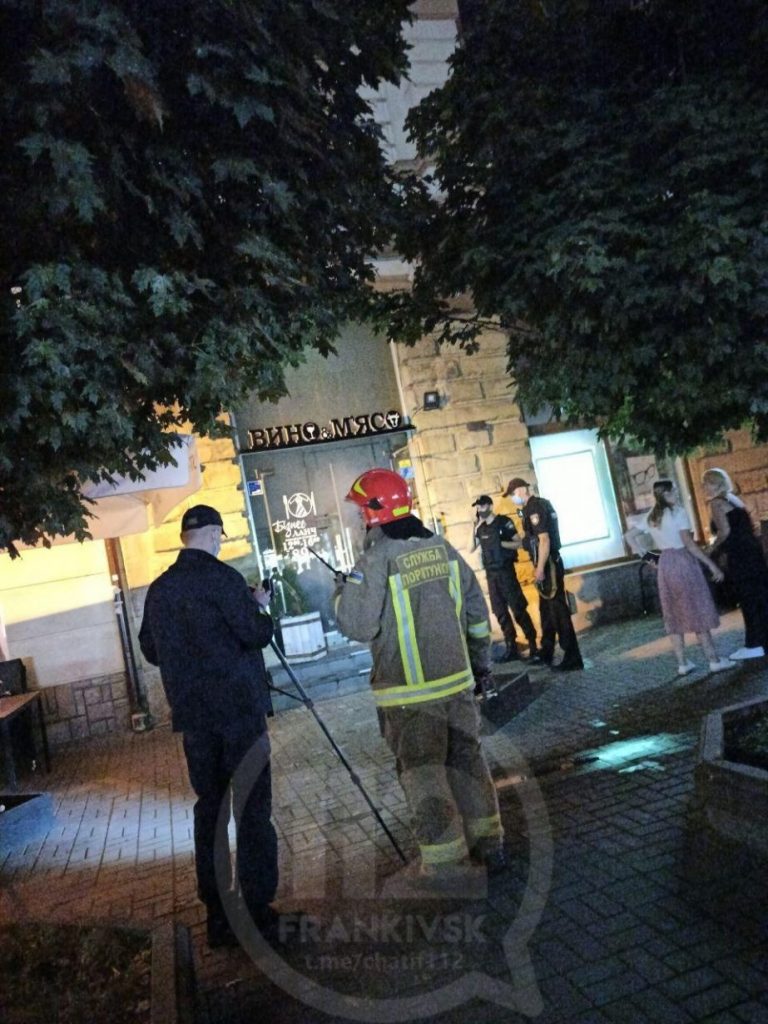 У середмісті Франківська загорівся популярний ресторан ФОТОРЕПОРТАЖ