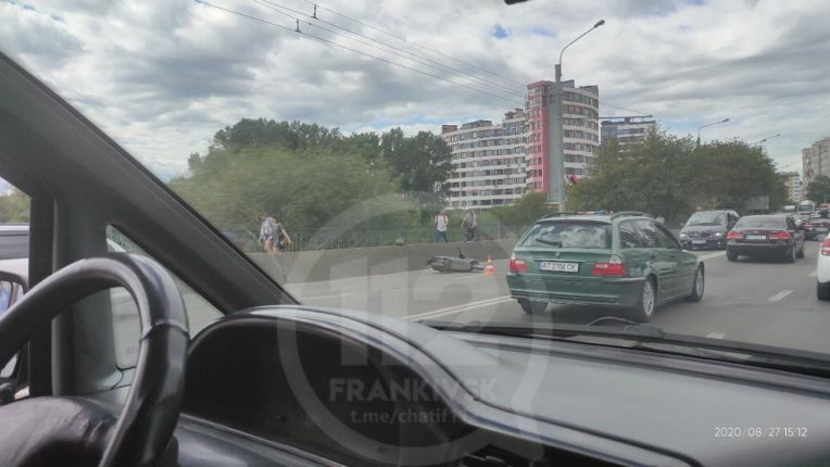 На пасічнянському мості в аварію потрапив скутерист