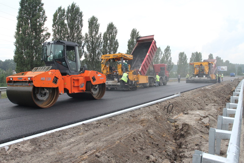 До кінця року на Прикарпатті планують відремонтувати 60 кілометрів місцевих доріг