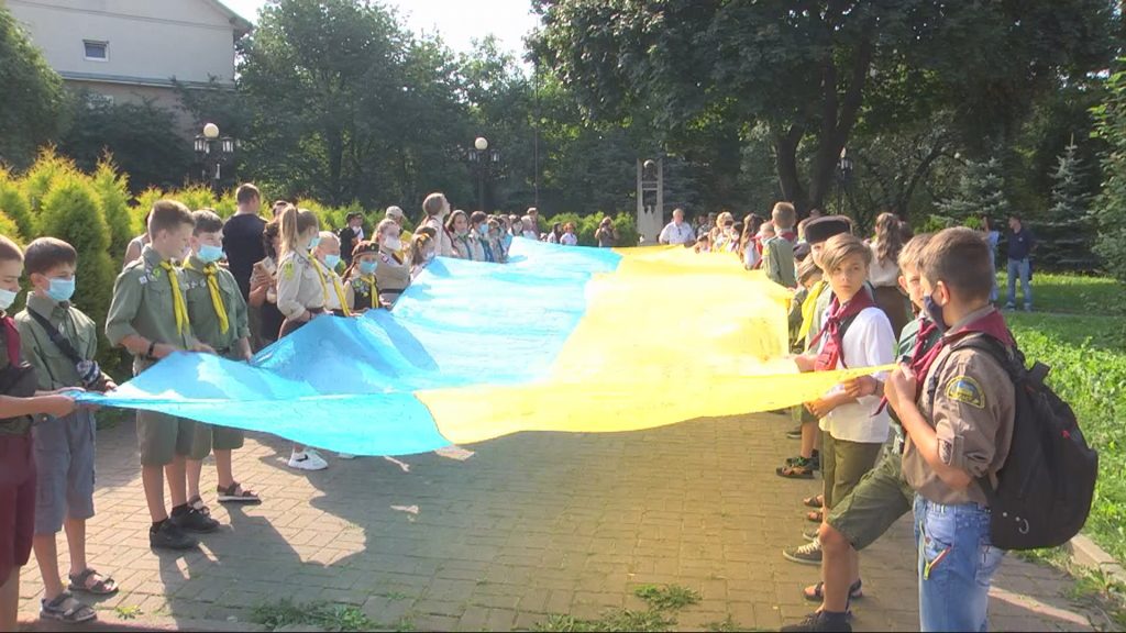 Коломияни розгорнули Прапор Єдності ВІДЕО