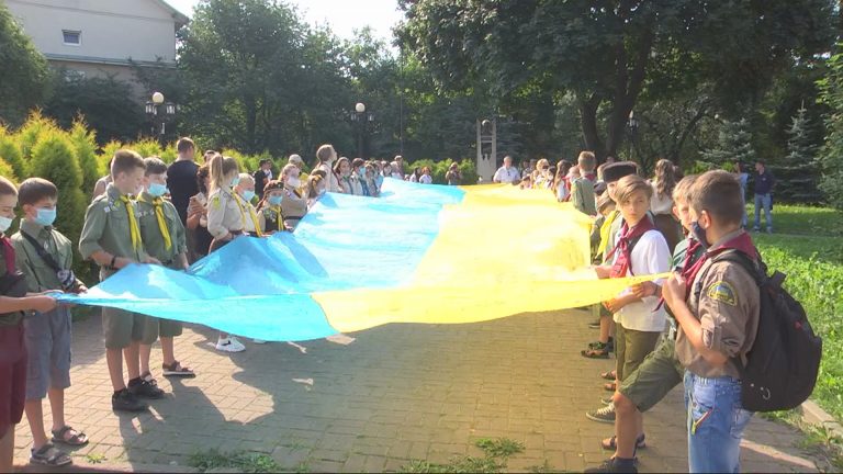 Коломияни розгорнули Прапор Єдності ВІДЕО