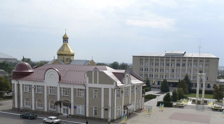 Мешканці Тисмениці вимагають спецрейсів, аби мати змогу дістатися на роботу