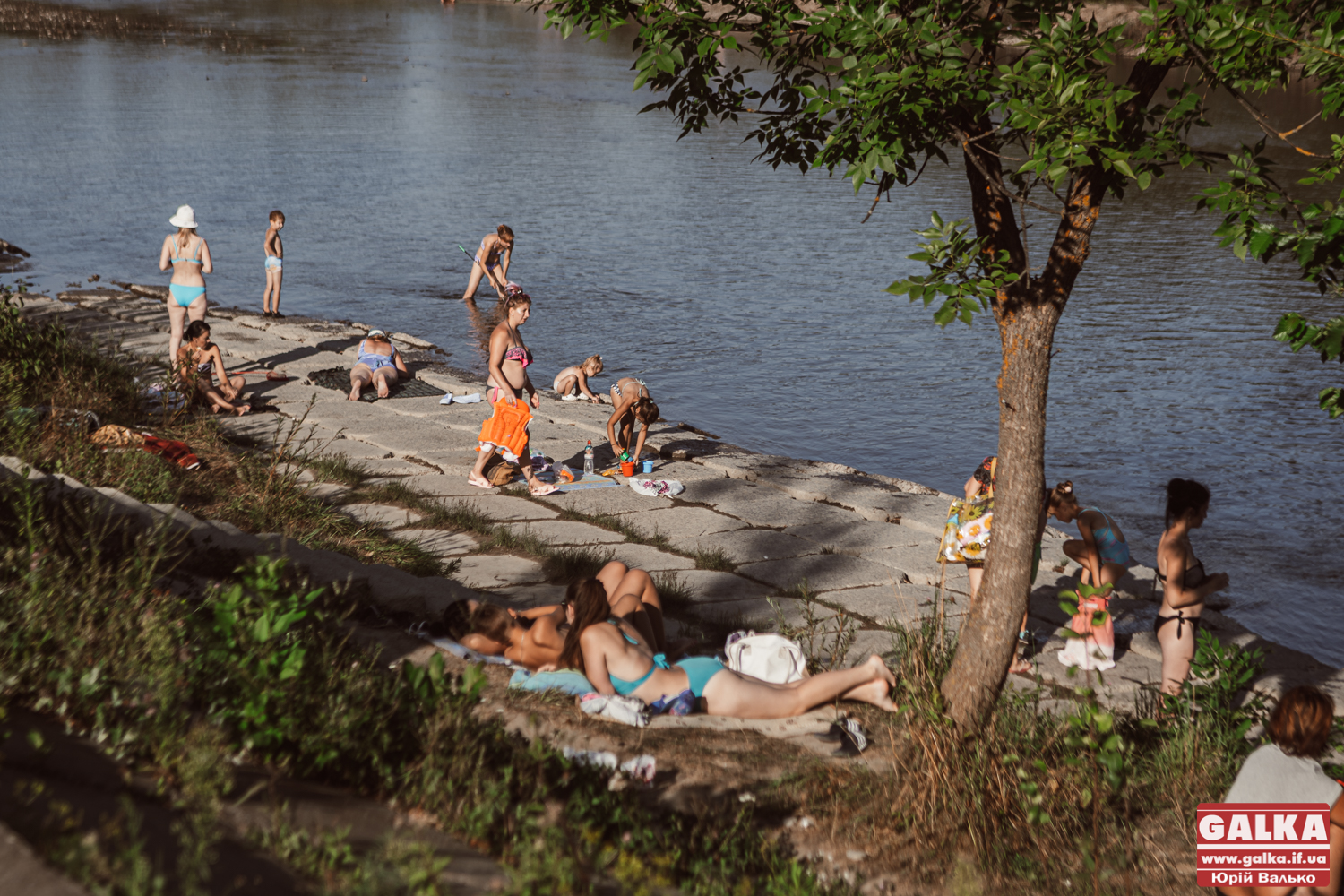 Чиста вода, мало роздягалень та гілки у річках: як цьгоріч мешканці Франківська відпочивають на Бистрицях ФОТОРЕПОРТАЖ