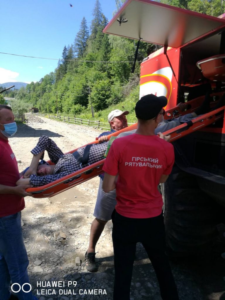 Прикарпатські рятувальники надали допомогу туристу в горах