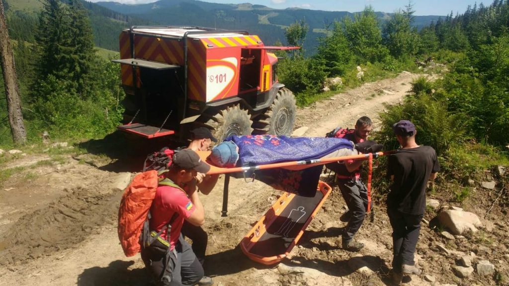 Прикарпатські рятувальники надали допомогу туристу в горах
