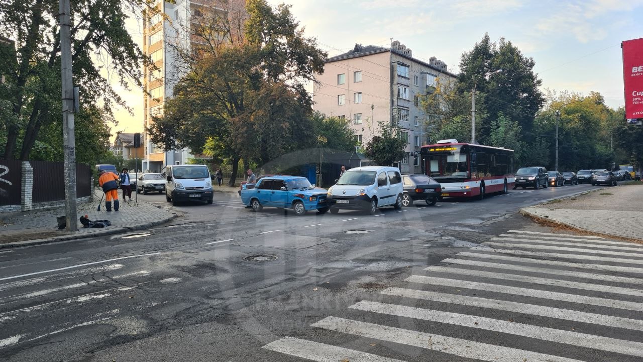 Ранкова ДТП у Франківську: на перехресті вулиць Чорновола та Сорохтея зіткнулись два авто