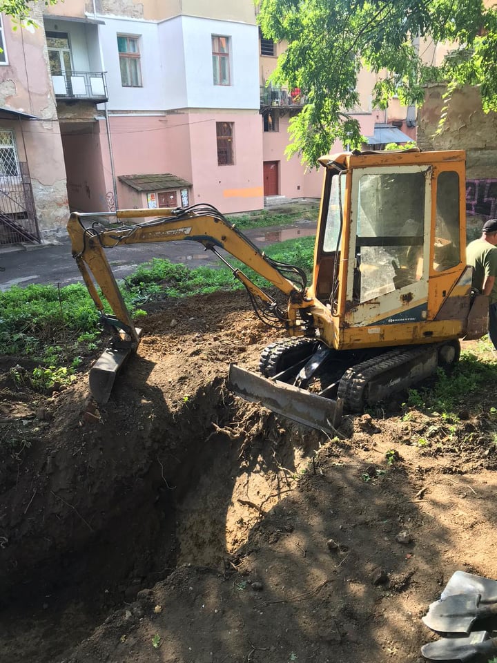 У Франківську розкопали вали - готуються будувати електричну підстанцію