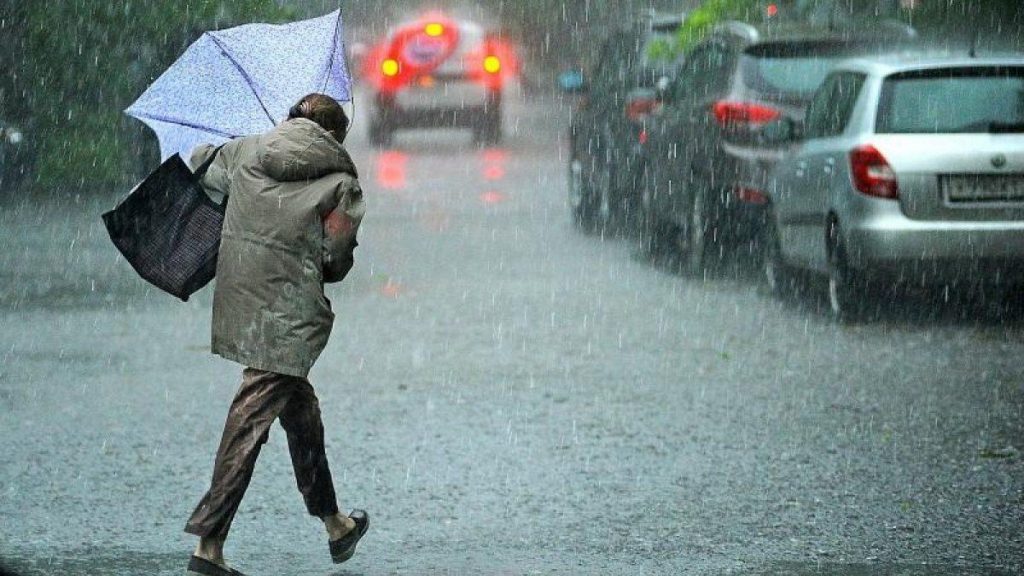 Завтра на Прикарпатті прогнозують сильні опади, грози та град