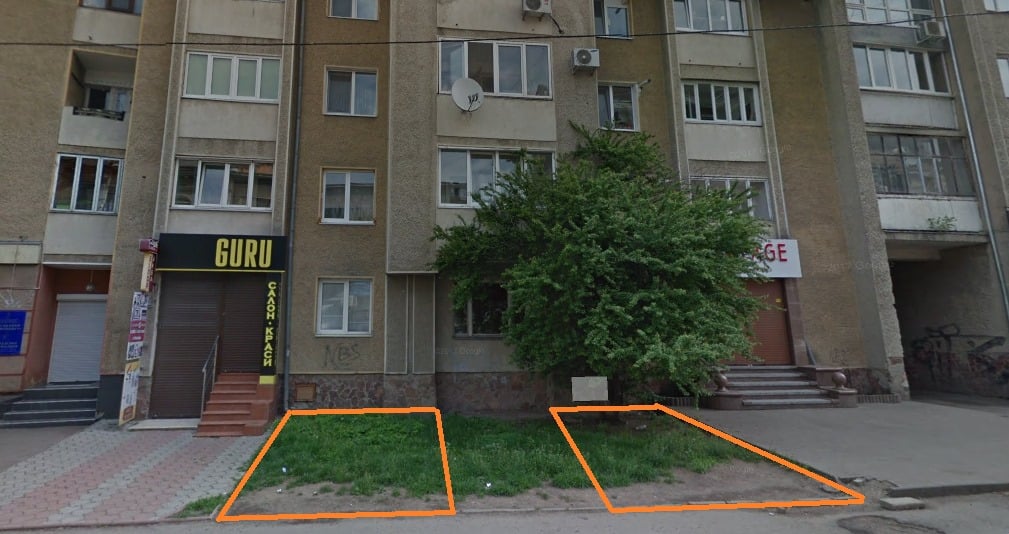 У Франківську планують встановити торговий майданчик під вікнами багатоповерхівки - мешканці будинку проти ФОТО
