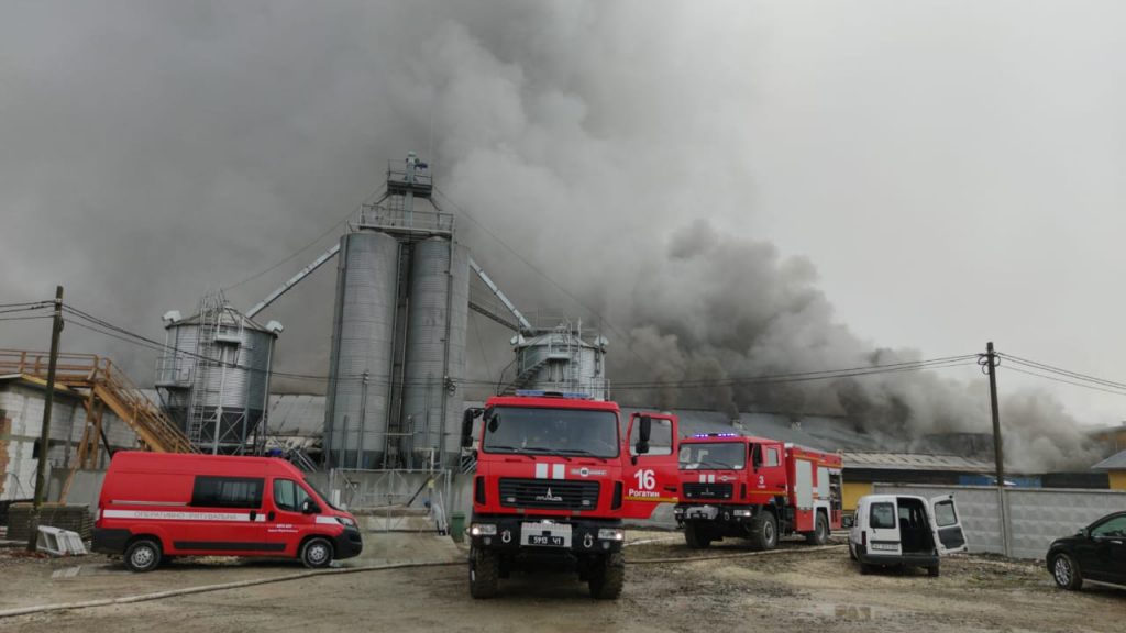 Пів сотні рятувальників гасили масштабну пожежу свинокомплексу на Прикарпатті ФОТО