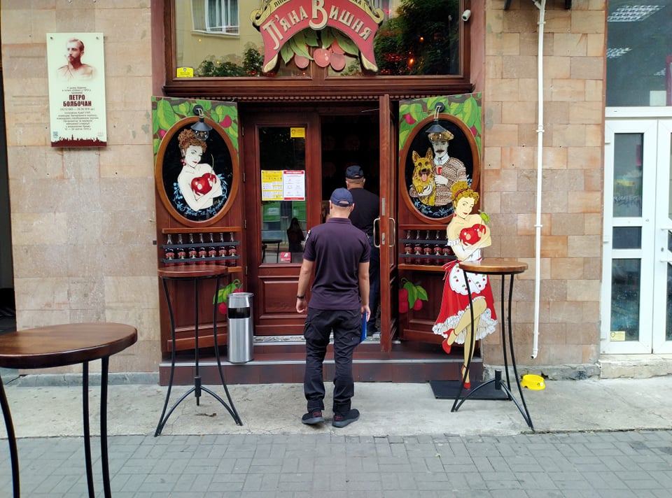 Поліція попереджає про закриття в Івано-Франківську закладів харчування, ювелірних та книжкових магазинів ФОТО