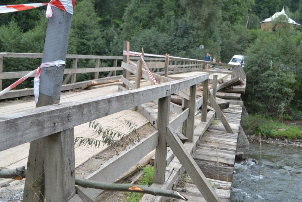 В Карпатах облаштовують об'їзд моста, пошкодженого навантаженим лісовозом ФОТО