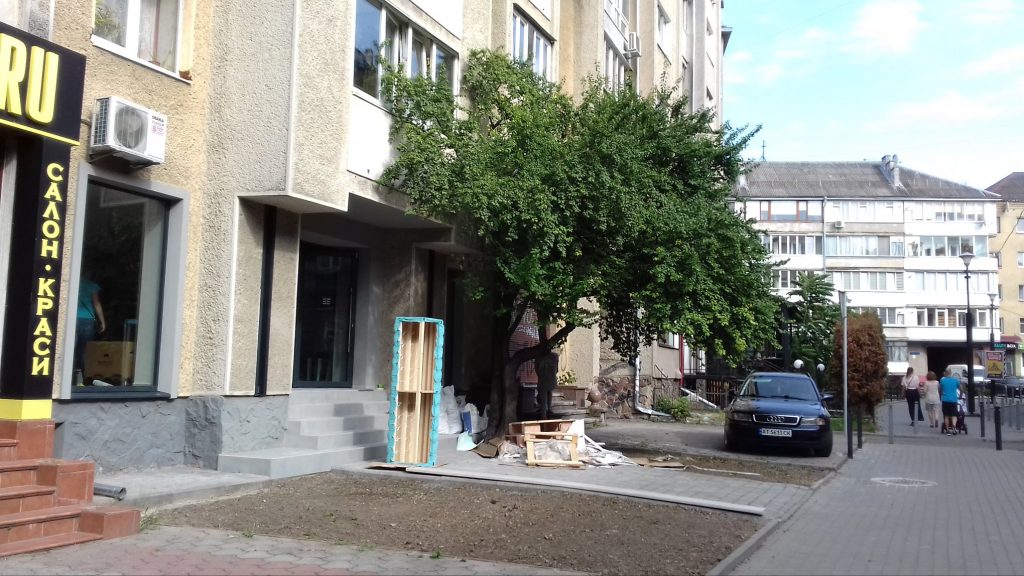 У Франківську планують встановити торговий майданчик під вікнами багатоповерхівки - мешканці будинку проти ФОТО