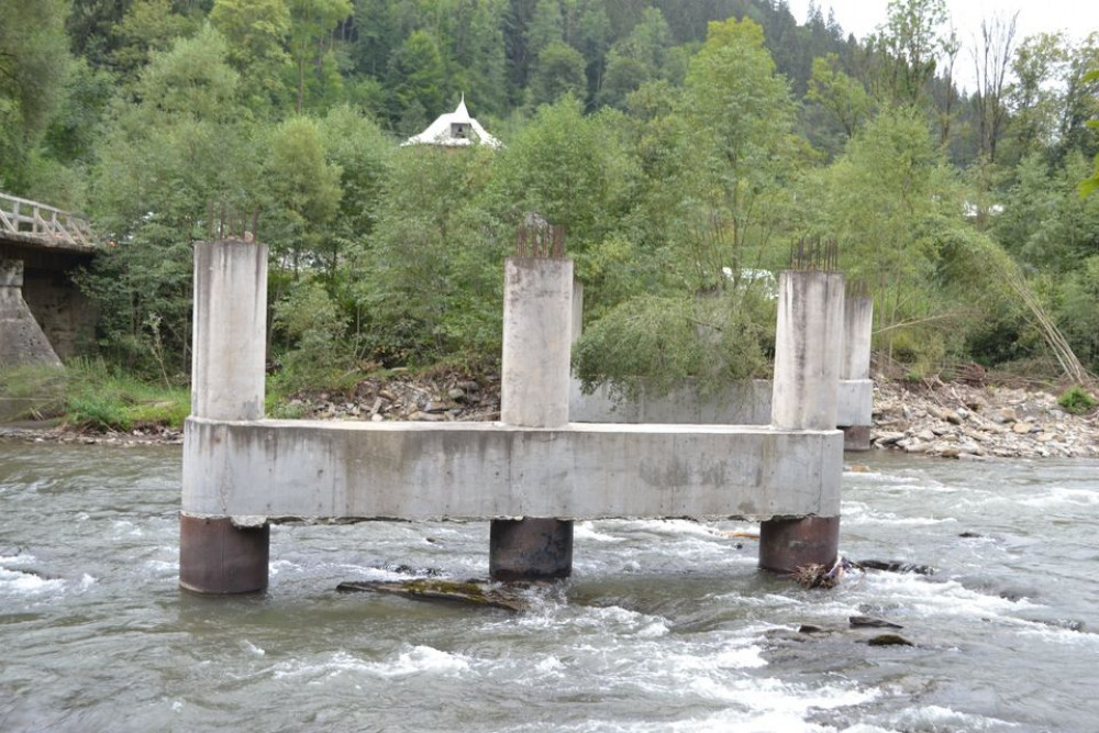 В Карпатах облаштовують об'їзд моста, пошкодженого навантаженим лісовозом ФОТО