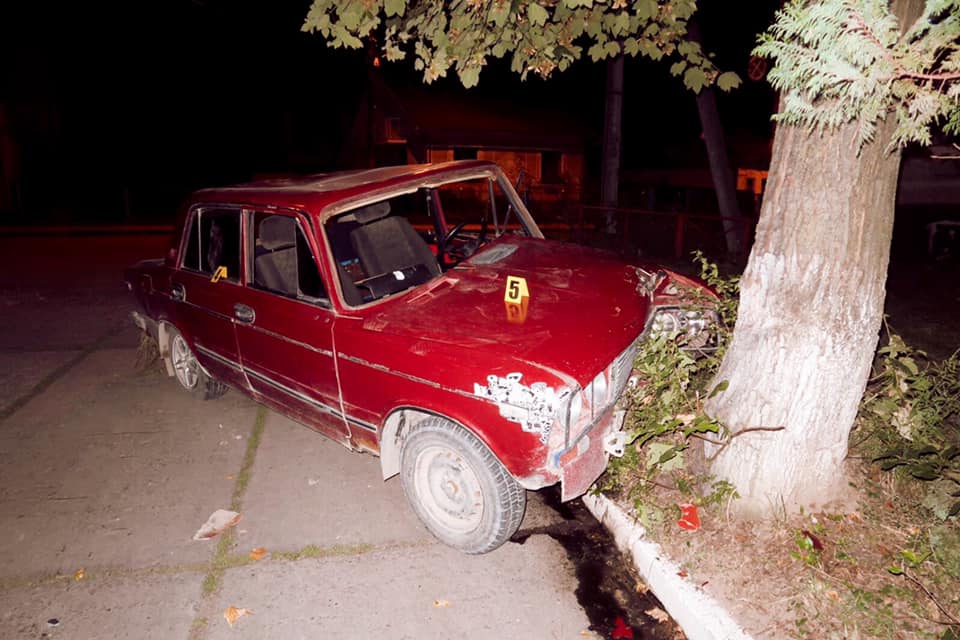 Двоє прикарпатців на краденому авто врізались в дерево та втекли з місця події ФОТО