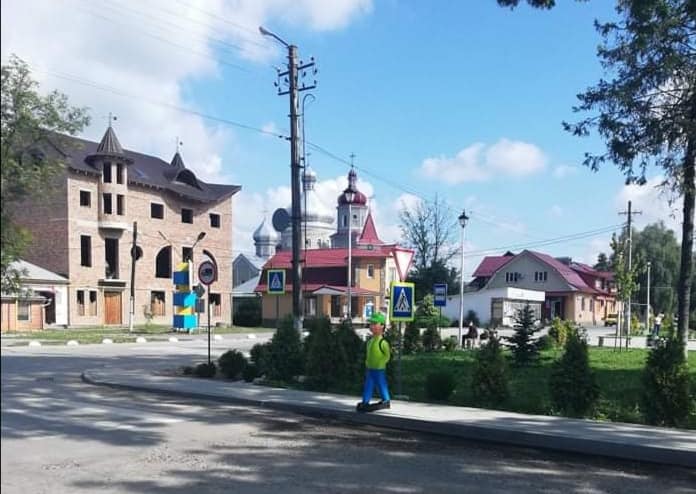 На Коломийщині біля переходів встановили яскраві фігурки школярів ФОТО