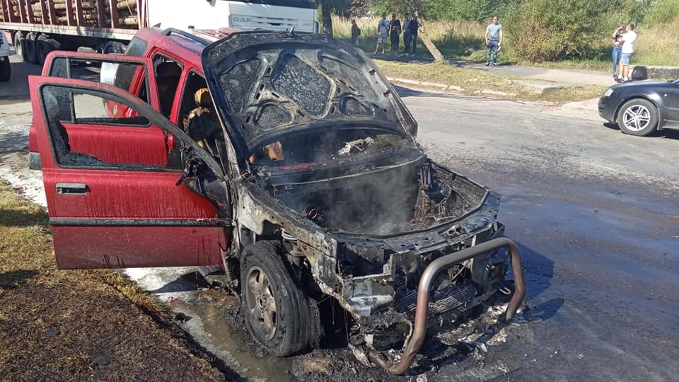 У Долині посеред вулиці горів елітний позашляховик ФОТО