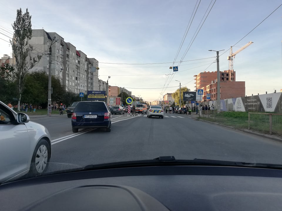 В Івано-Франківську 19-річний водій збив офіцера поліції, яка йшла пішохідним переходом ФОТО та ВІДЕО