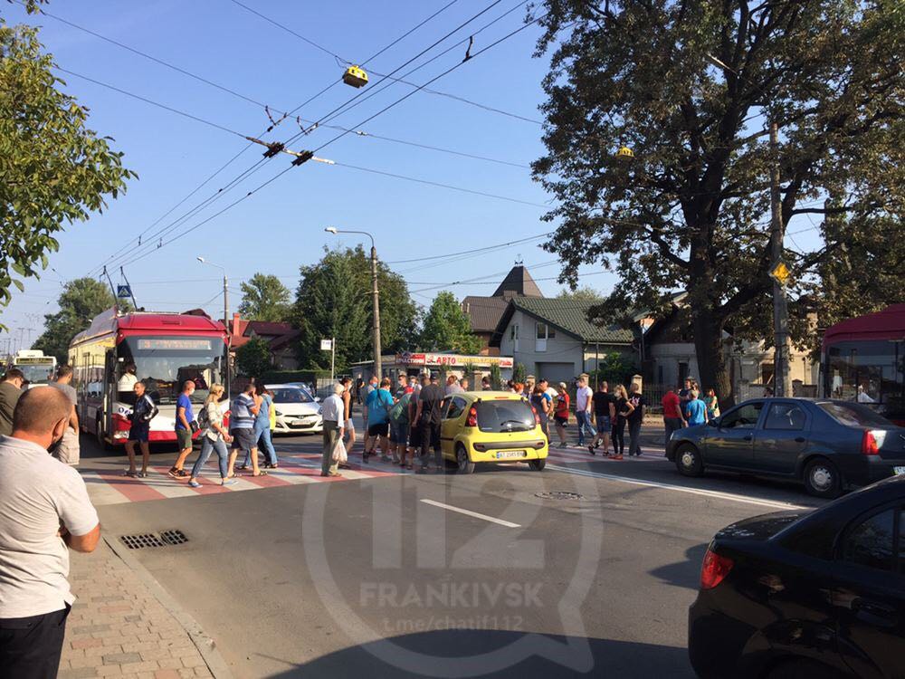 Мешканці ЖК "Паркова алея" перекрили центральну вулицю, через відключення газу на тиждень