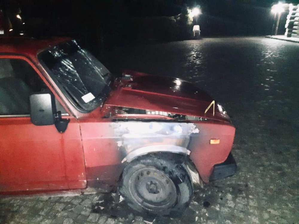 У курортному Яремче невідомі підпалили авто, а на Надвірнянщині - магазин: поліція шукує злочинців ФОТО