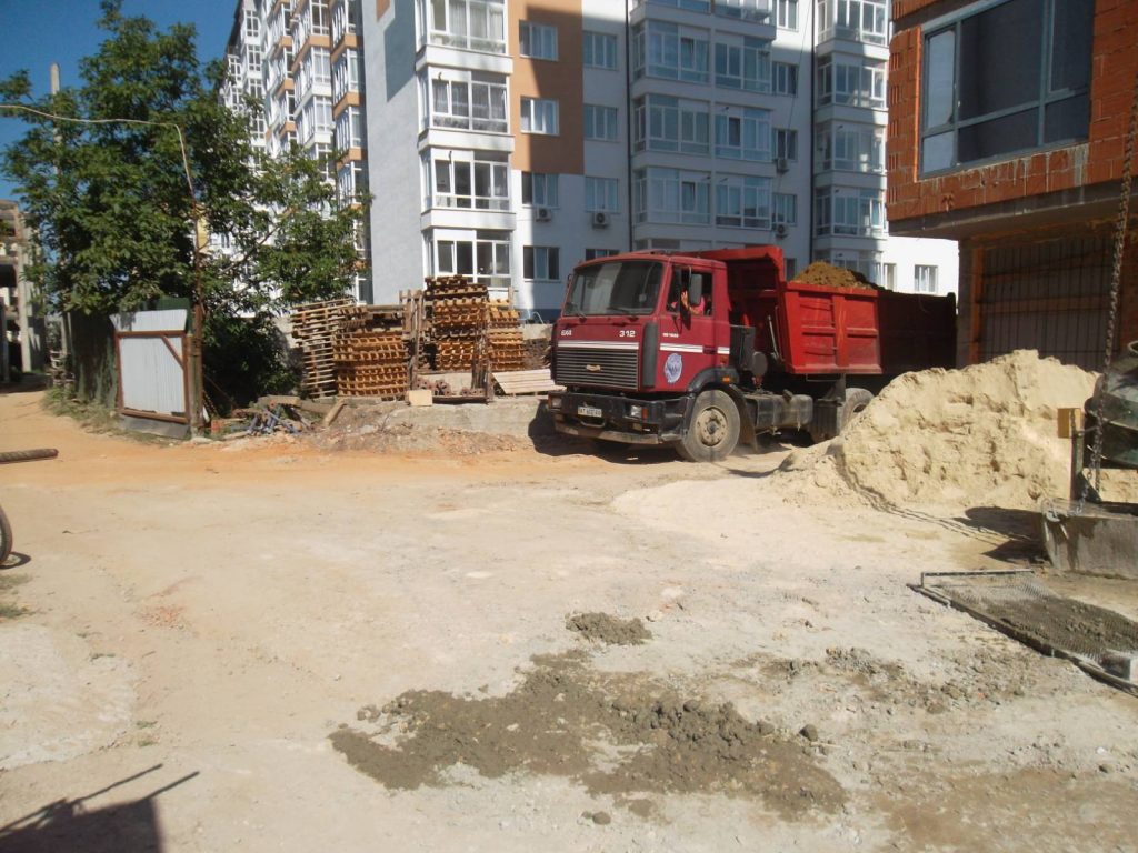 Франківські муніципали оштрафували забудовника через брудні колеса вантажівки ФОТО
