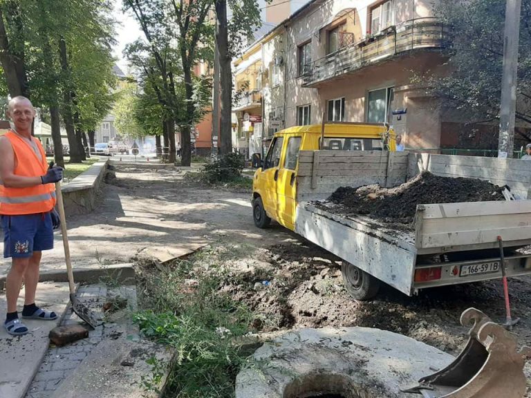 У Франківську продовжують капітально ремонтувати Привокзальну площу ФОТО