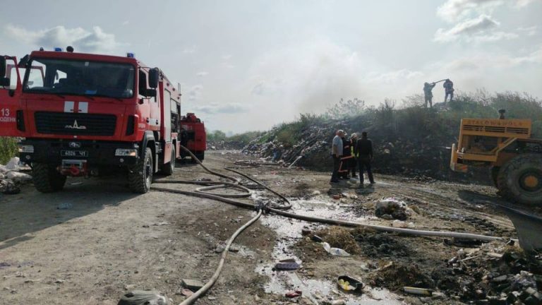 На Прикарпатті зайнялося сміттєзвалище: з вогнем борються рятувальники