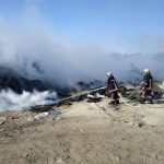 На Прикарпатті зайнялося сміттєзвалище: з вогнем борються рятувальники