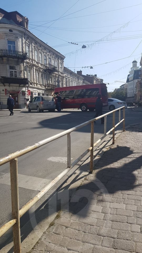 На перехресті Січових Стрільців-Мазепи трапилась аварія - рух ускладено