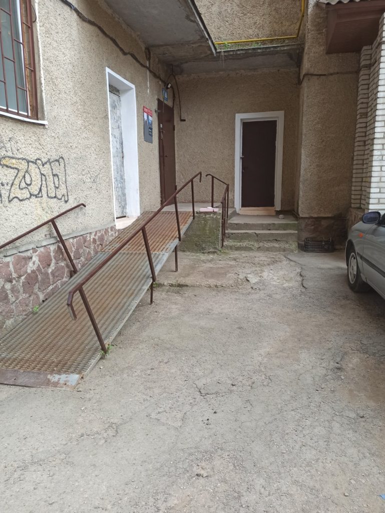 Франківська активістка на візку розповіла, що вже чотири роки не може дочекатися ремонту двору