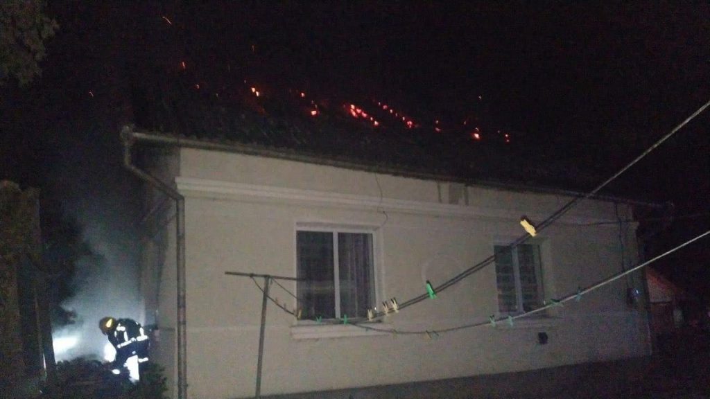 У прикарпатському селі вщент згоріли дах і горище будинку ФОТО