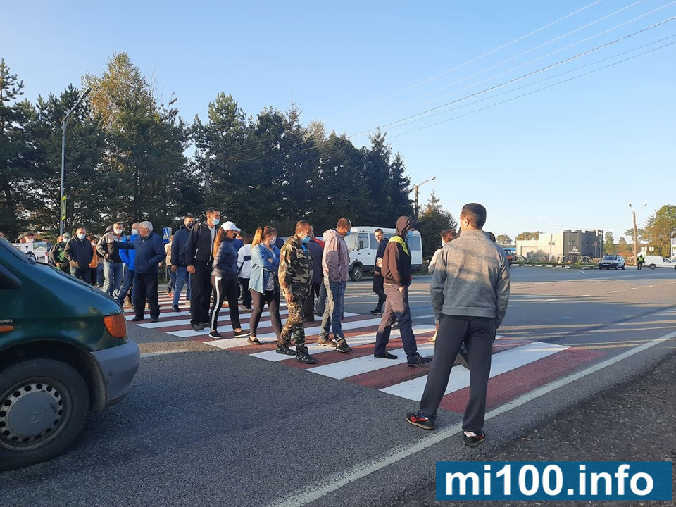 Обурені мешканці Рожнятівщини перекрили дорогу - вимагають ремонту ФОТО